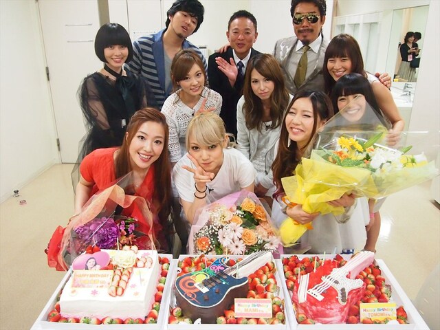 控え室では、誕生日が5月のMAMI、TOMOMI（以上2名SCANDAL）、平原綾香に花束とケーキが贈られた。