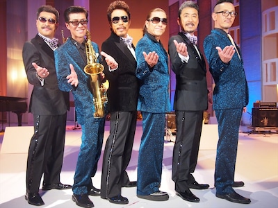 鈴木雅之×a-bra:z×佐藤善雄×桑野信義「恋はくじけず ～You can't worry love～」収録時のオフショット。