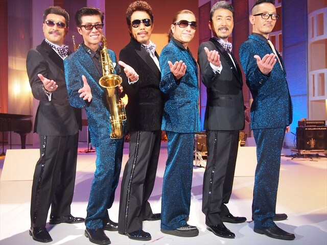 鈴木雅之×a-bra:z×佐藤善雄×桑野信義「恋はくじけず ～You can't worry love～」収録時のオフショット。