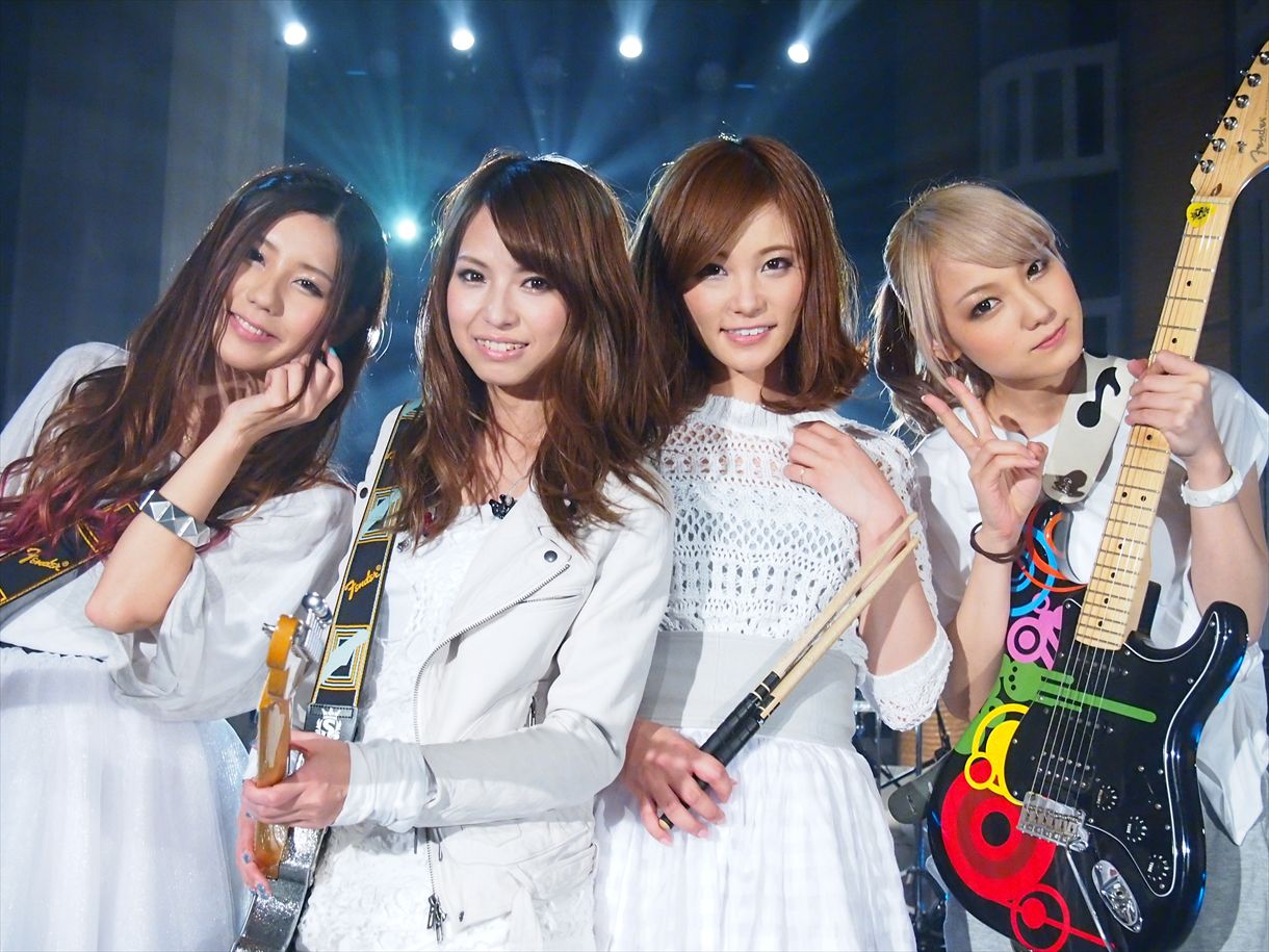 SCANDAL「会わないつもりの、元気でね」収録時のオフショット。