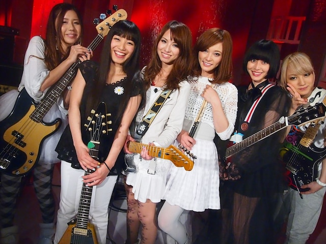 SCANDAL×miwa×小南泰葉「ロックンロール・ウィドウ」収録時のオフショット。