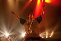 2012年2月24日に東京・新木場STUDIO COASTで行われた「岡村ちゃんとかまってちゃん」での神聖かまってちゃんのライブ。