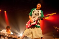 2012年2月24日に東京・新木場STUDIO COASTで行われた「岡村ちゃんとかまってちゃん」での神聖かまってちゃんのライブ。