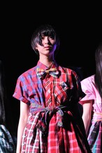 24時間で制作された衣装で登場した玉井詩織。イメージカラーの黄色ではなく赤の衣装を着用。