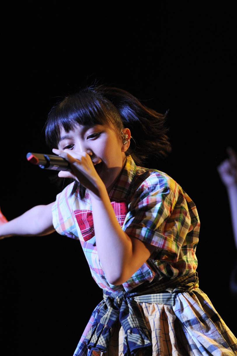 24時間で制作された衣装で登場した百田夏菜子。イメージカラーの赤ではなく黄色の衣装を着用。