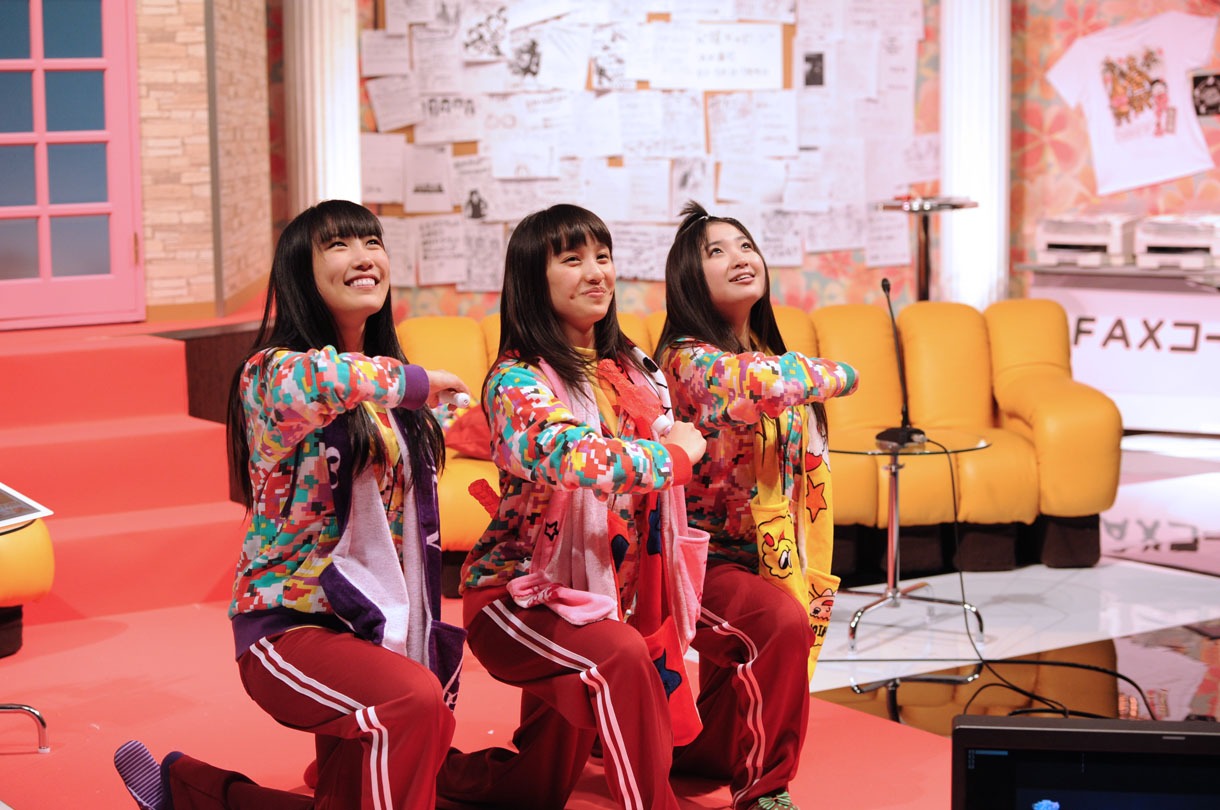 深夜に西武ドームライブのVTRを鑑賞。「猛烈宇宙交響曲・第七楽章『無限の愛』」のラストのポーズを決める高城、百田、有安（左から）。