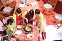 17日のランチ、ホットケーキ作りの様子。