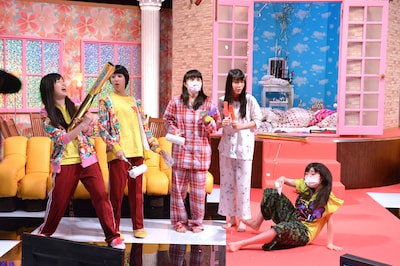寝起きの百田夏菜子、有安杏果、高城れにに容赦なくバズーカ砲を発射する佐々木彩夏（写真左）。