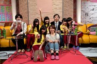 今週の人気の画像5位は「ももクロ百田『世の中パンケーキブームだから私も焼く！』」より、ももいろクローバーZとナタリースタッフ。