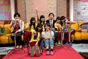 今週の人気の画像5位は「ももクロ百田『世の中パンケーキブームだから私も焼く!』」より、ももいろクローバーZとナタリースタッフ。