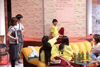 完成した社歌はナタリースタッフによるアコーディオンとアコースティックギターの伴奏の中歌われた。