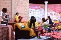 ナタリー社歌を考えるももいろクローバーZとナタリースタッフ。