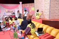 ナタリー社歌を考えるももいろクローバーZとナタリースタッフ。