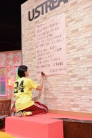 メンバーが考えた歌詞を模造紙に書き出す玉井詩織。