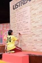 メンバーが考えた歌詞を模造紙に書き出す玉井詩織。