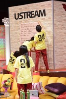 できあがった社歌をナタリースタッフにプレゼントするために模造紙をはがすももいろクローバーZ。