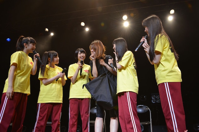 番組配信中にライブの衣装を完成させた寄森久美子とももいろクローバーZ。