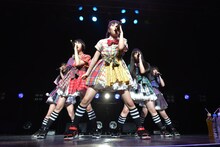 2013年の「USTREAM大賞受賞記念 24時間いただきますっTV」フィナーレを飾ったももいろクローバーZシークレットライブの様子。