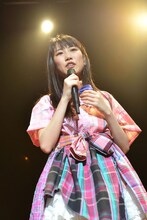 24時間で制作された衣装で登場した高城れに。イメージカラーの紫ではなくピンクの衣装を着用。