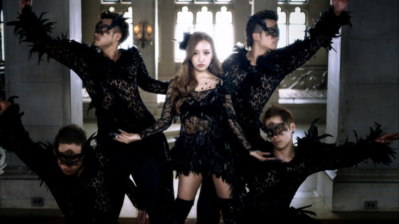 板野友美「1％」ビデオクリップのワンシーン。