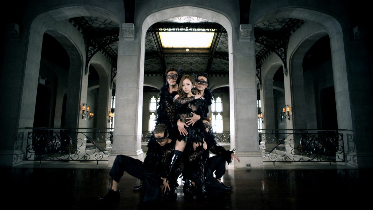 板野友美「1％」ビデオクリップのワンシーン。