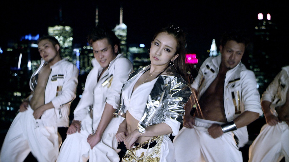 板野友美「1％」ビデオクリップのワンシーン。