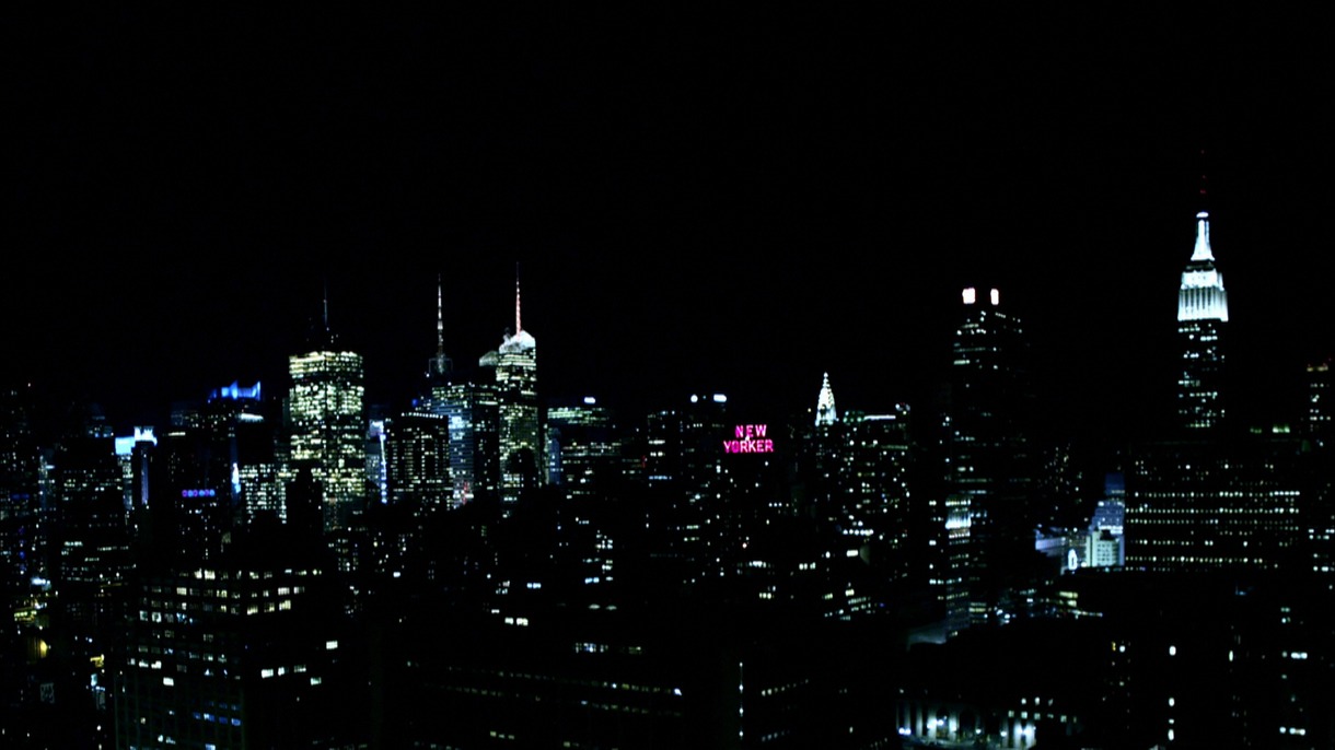 板野友美「1％」ビデオクリップのワンシーン。