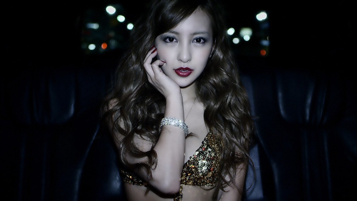 板野友美「1％」ビデオクリップのワンシーン。