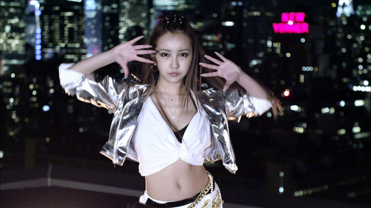 板野友美「1％」ビデオクリップのワンシーン。