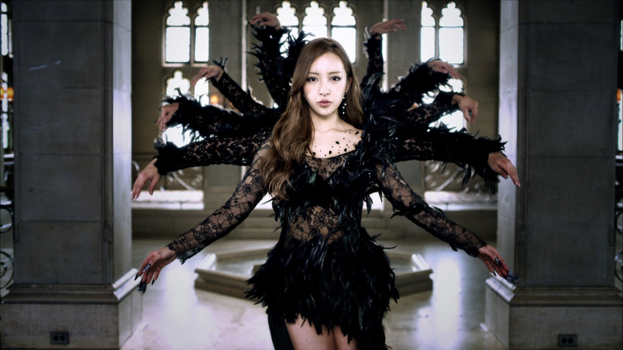 板野友美「1％」ビデオクリップのワンシーン。