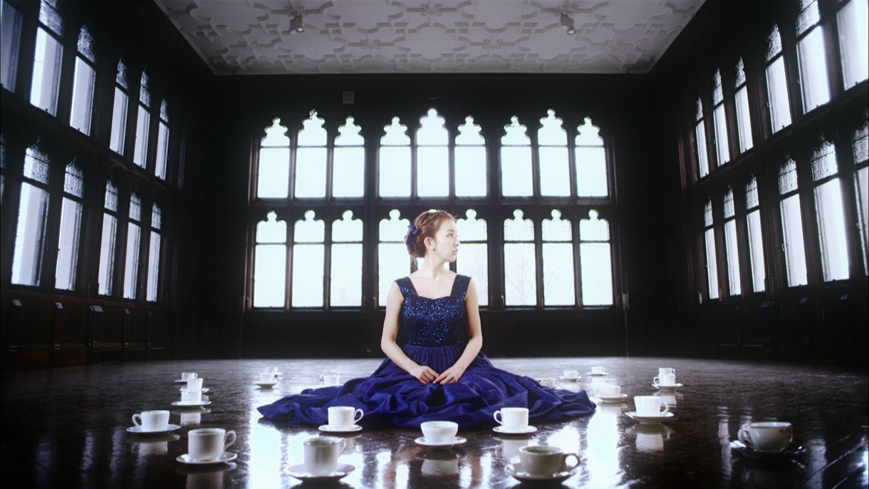 板野友美「1％」ビデオクリップのワンシーン。