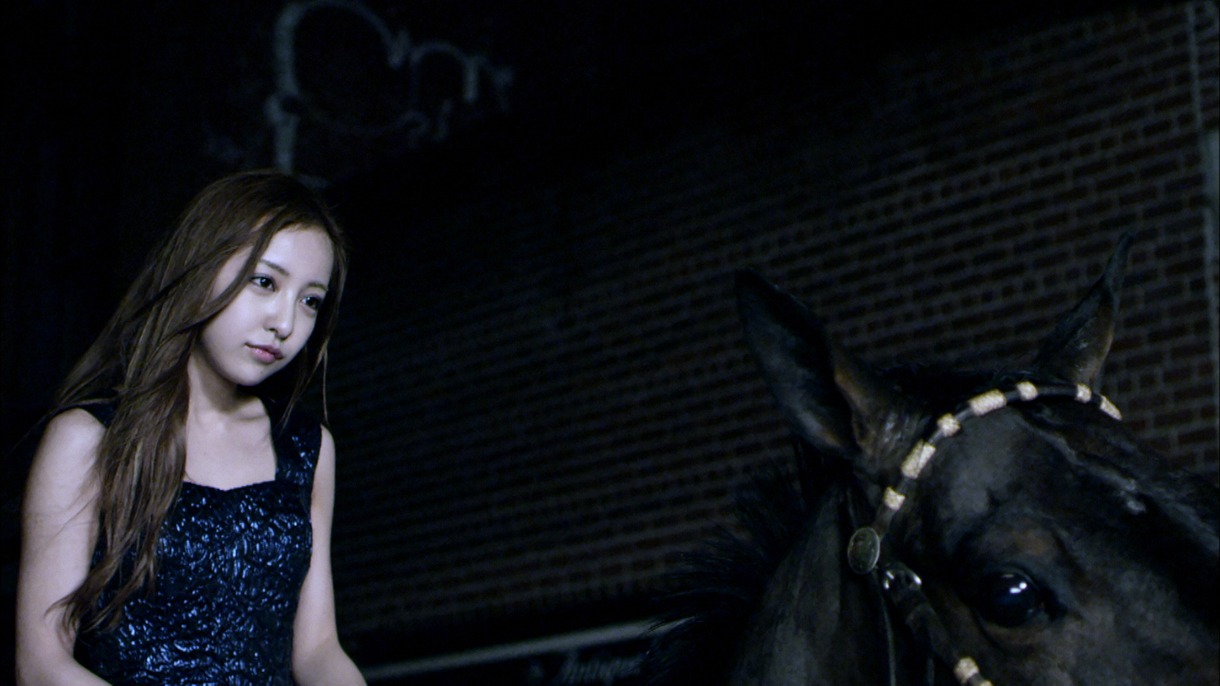 板野友美「1％」ビデオクリップのワンシーン。