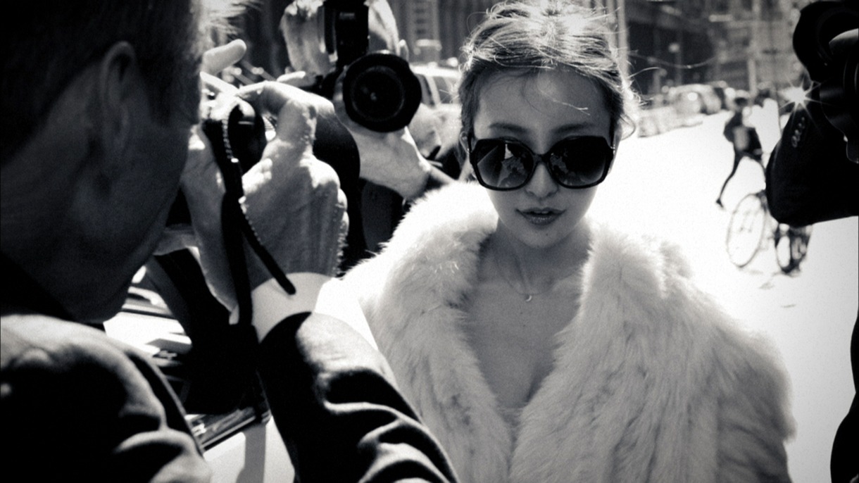 板野友美「1％」ビデオクリップのワンシーン。