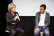 「配達されたい私たち」トークイベントでの佐野元春と古厩智之。