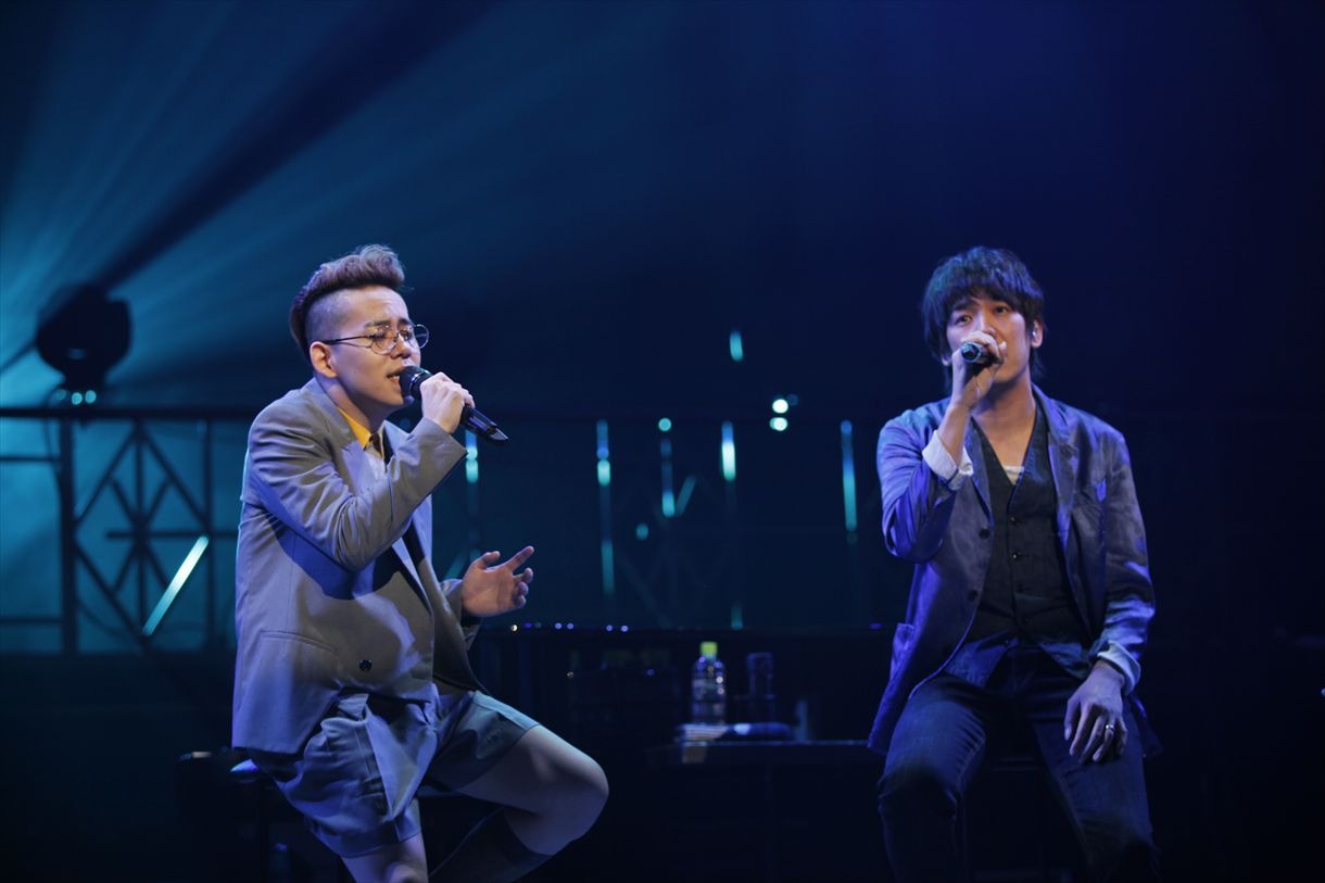 清水翔太「MELODY TOUR 2013」東京国際フォーラム ホールA公演の様子。「夏の終りのハーモニー」を歌う清水翔太（左）と大橋卓弥（右）。