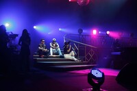 「今夜はブギー・バック」をパフォーマンスする清水翔太、SHUN、加藤ミリヤ（写真左から）。