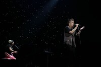 清水翔太「MELODY TOUR 2013」東京国際フォーラム ホールA公演の様子。「366日」を披露する清水翔太（右）とHYの仲宗根泉（左）。