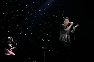 「366日」を披露する清水翔太（写真右）とHYの仲宗根泉（左）。