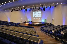 ナノがライブを行う「DoKomi」のライブステージ。