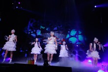ももいろクローバーZ（写真はライブツアー「ももいろクローバーZ JAPAN TOUR 2013『5TH DIMENSION』」の様子 / 撮影：上飯坂一）
