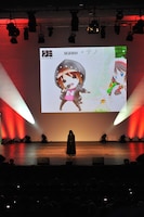 オープニングセレモニーに黒いマントを着用して登場したナノ。