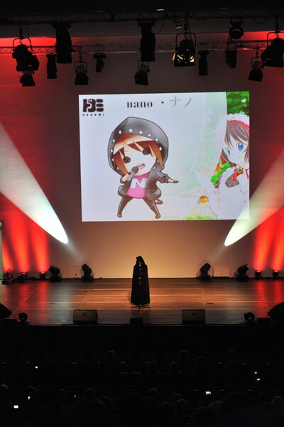 オープニングセレモニーに黒いマントを着用して登場したナノ。