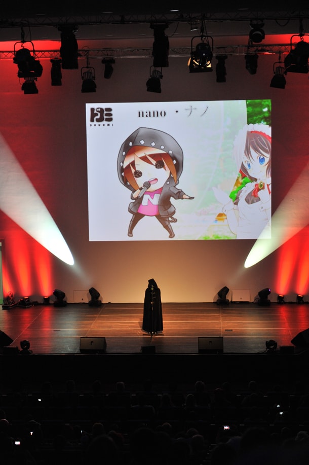 オープニングセレモニーに黒いマントを着用して登場したナノ。