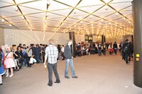 開場を待つ観客の列。