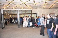 開場を待つ観客の列。