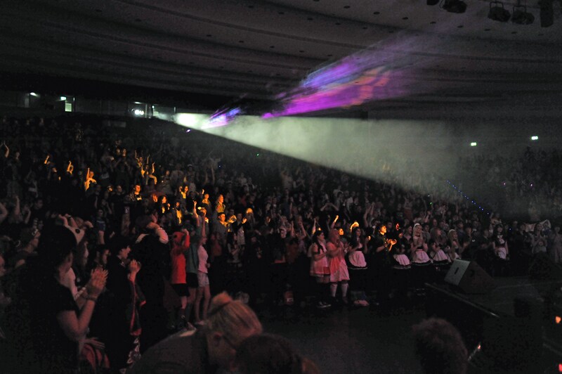 ナノのパフォーマンスに盛り上がるドイツファン。