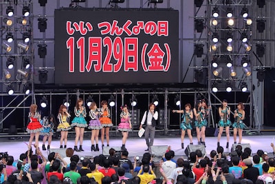 ステージにつんく♂が登場しBerryz工房の日本武道館公演開催日程を発表した。