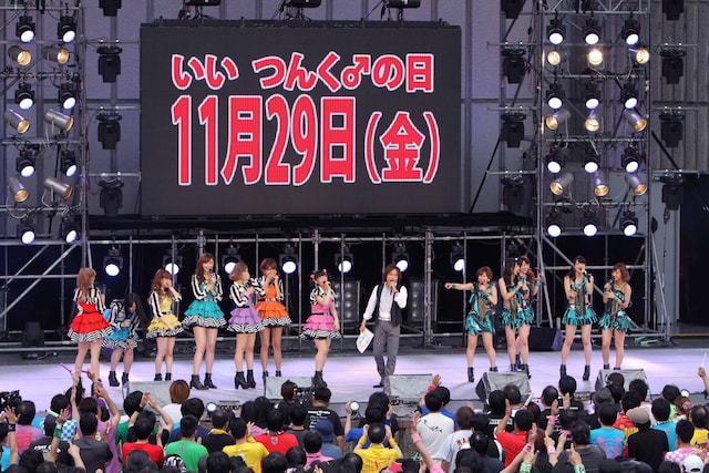 ステージにつんく♂が登場しBerryz工房の日本武道館公演開催日程を発表した。