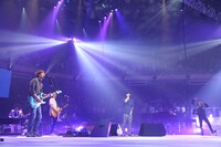 18日公演よりスピッツ+ハウスバンド「タイム・トラベル with 秦基博、KREVA」の模様。