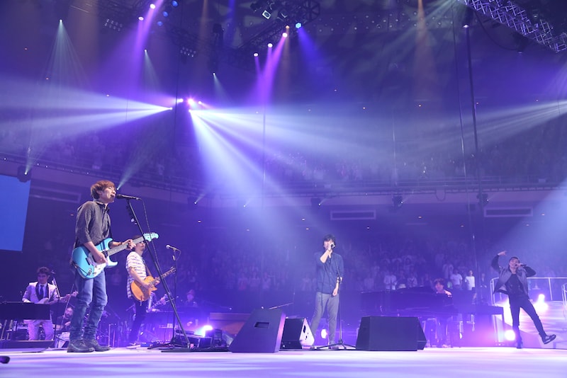 18日公演よりスピッツ+ハウスバンド「タイム・トラベル with 秦基博、KREVA」の模様。